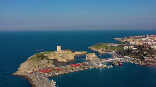 Vista de drone de belas imagens intermináveis sem fim enquanto ondas turquesas do mar 32