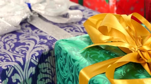 Verschiedene Boxen, Geschenke gebunden mit Bändern und Schleifen, isoliert auf weißem Hintergrund, Rotation, Nahaufnahme