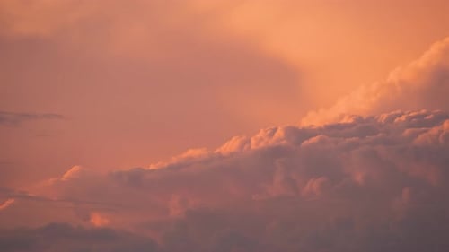 Bunte Abendlandschaft mit sanften pastellfarbenen Wolken auf Aquarell getöntem Sunset Sky
