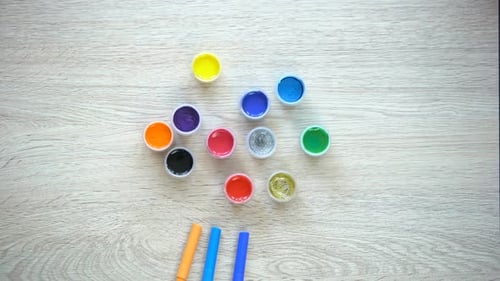 Bunte Filzstifte und Farben formen Sonnenfigur, Rehabilitation für Kinder