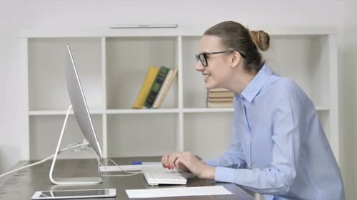 Jeune fille décontractée excitée célébrant le succès du projet