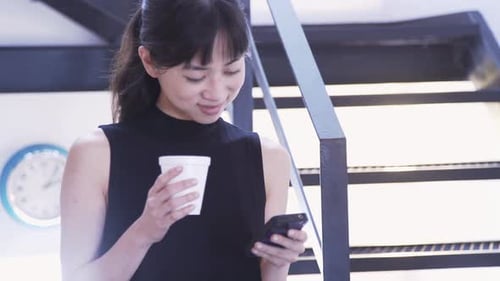 Frau benutzt Smartphone