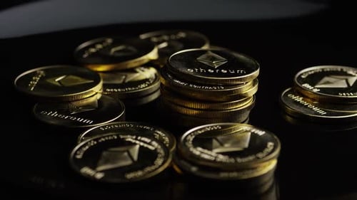 Rotierende Aufnahme von Bitcoins (digitale Kryptowährung) - BITCOIN ETHEREUM 184