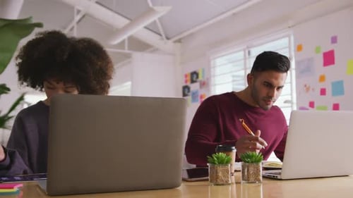 Zwei Kollegen arbeiten im Kreativbüro