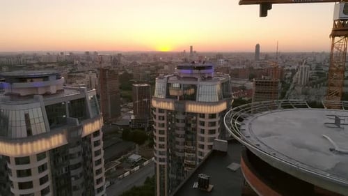 Vista aérea de arranha-céus na cidade à noite ao pôr do sol 29