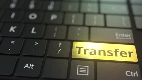 Schwarze Computertastatur und goldener Transferschlüssel