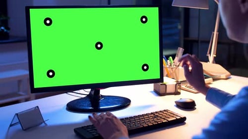 Geschäftsfrau mit Greenscreen auf Computer 81