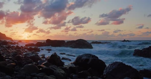 Meereswellen krachen gegen Steinfelsklippen im Norden der Insel Teneriffa