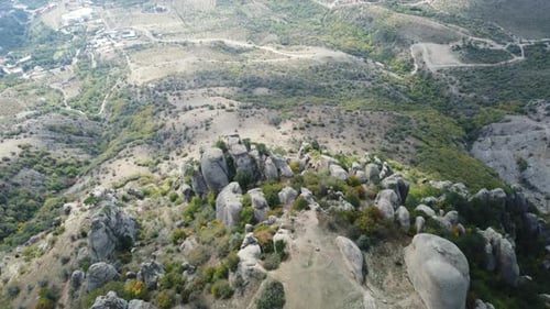 Images aériennes au-dessus d'une montagne brumeuse pendant la saison automnale