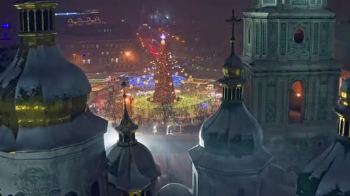 Weihnachtsstraße in der Stadt, geschmückt mit Schnee-Winter-Kiefern