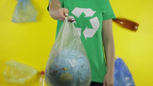 Mujer irreconocible con globo terráqueo en paquete de plástico. Salva la ecología. Contaminación natural plástica