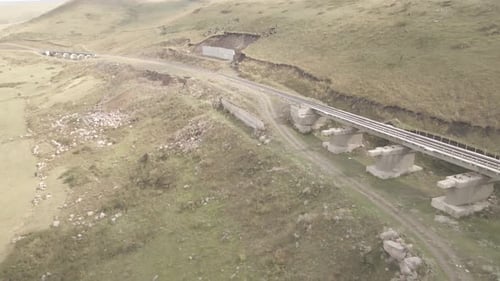 Vista aérea da ponte ferroviária vazia na região de Samtskhe-Javakheti, Geórgia.