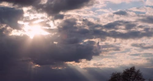 Wunderschöner Sonnenuntergang und bewölkter Himmel