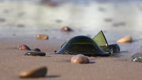 Zerbrochenes Glas am Strand