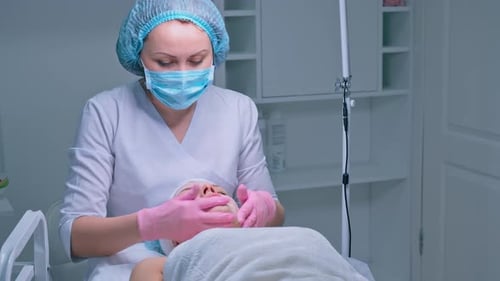 Le cosmétologue effectue la procédure de nettoyage et d'hydratation de la peau