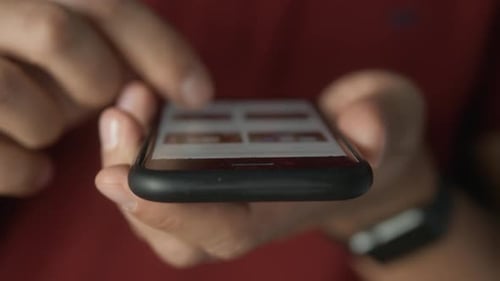 Nahaufnahme eines Mannes mit mobilem Smartphone