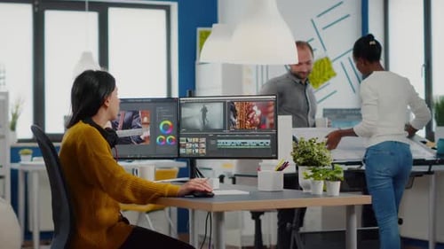 Videoeditor und Toningenieur arbeiten bei Project zusammen
