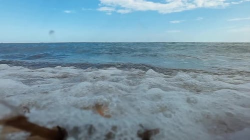 Zeitlupenaufnahmen von Wellen, die am Pebble Beach brechen