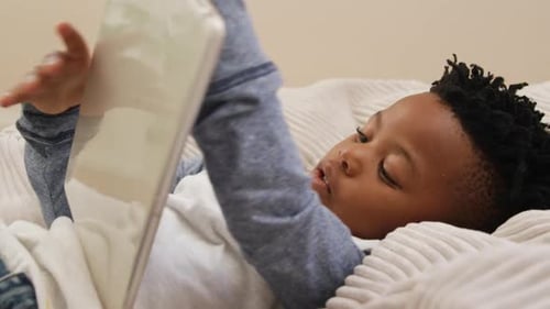 Garçon utilisant une tablette à la maison