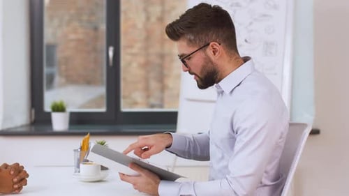 Employeur ayant un entretien avec un employé au bureau 9