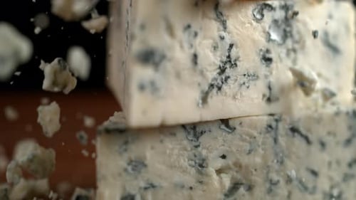 Die Kamera folgt dem Reiben von Blauschim Zeitlupe.