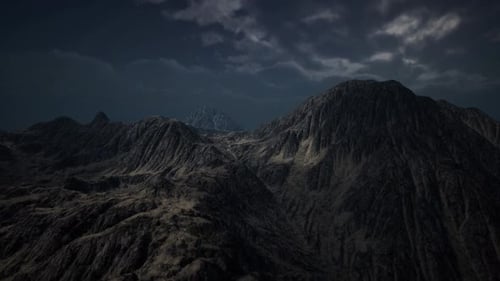 Montaña oscura con las nubes oscuras