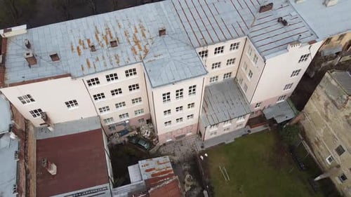Luftaufnahme einer Drohne, die über das Gebäude fliegt.