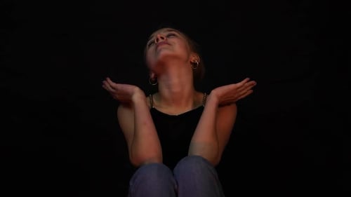 Adolescente heureuse et agréable assise
