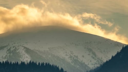 Wolken Himmel über verschneiten Gipfeln im Winter Alpen Berge Natur