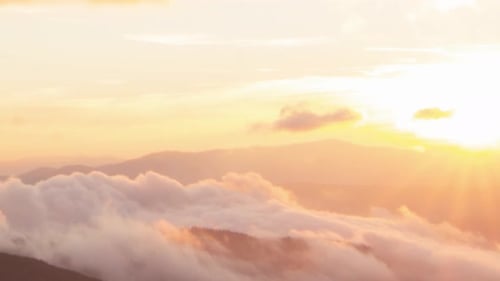 Lever de soleil romantique et coloré dans les montagnes