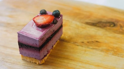 Tarta de mousse francesa con arándanos y fresas