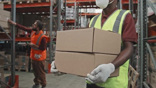 Mittelteil des Lagerarbeiters mit Boxen