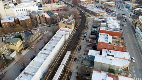 Tren del metro en la vía férrea -Sistema de transporte público de Chicago. Aéreo
