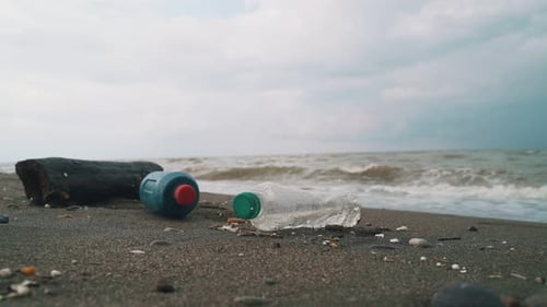 Ausrangierte Flaschen in der Nähe von Stormy Sea