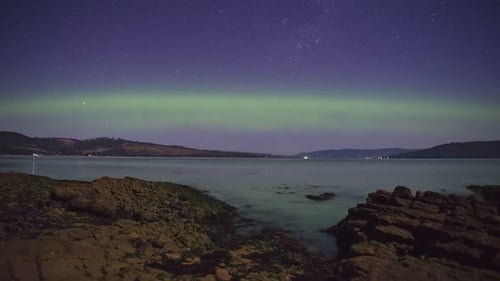 Timelapse de la aurora austral (Aurora Australis) en 4K visto desde Tinderbox, Tasmania, Australia