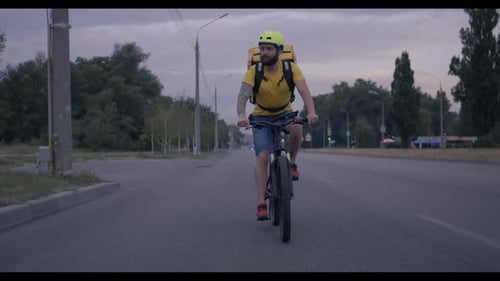 Bicycle Messenger À vélo sur une route