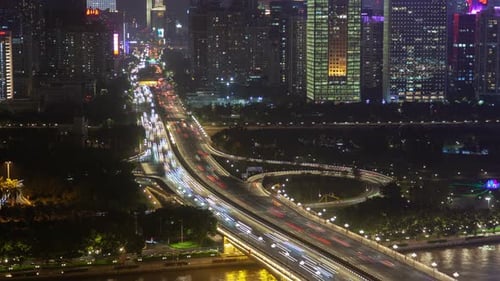 Trânsito noturno na Avenida Central de Guangzhou na China Timelapse