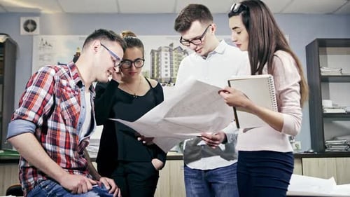 Professionelle konzentrierte Architekten, die Zeichnungsskizzen studieren und analysieren