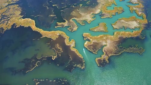 Flug über den Fluss Dalyan, Türkei. Motortouristenboot segelt auf dem Azure River