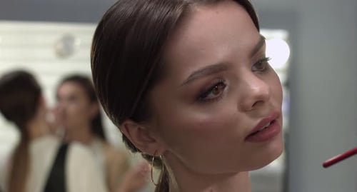 Garota trabalhando em um salão de beleza