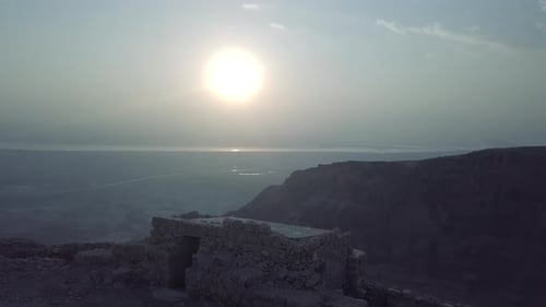 Soleil matinal dans le désert d'Israël, vestiges de la forteresse de Massada