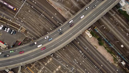 Autobahn über Bahngleise