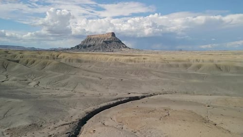 Flug über die trockene Wüste Utahs in Richtung Factory Butte