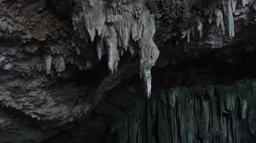 Unterirdische Höhle mit Tropfsteinformationen, die an der Kuza-Höhlendecke hängen
