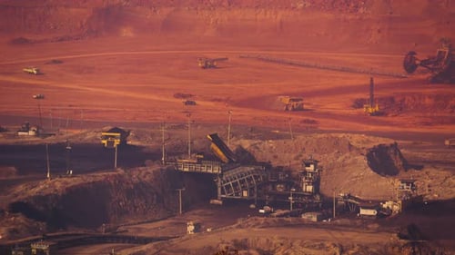 grandes máquinas e veículos Mineração e transporte de carvão de minas.