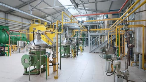 Große Lichtwerkstatt mit Metallbehältern und einem komplexen Rohrleitungssystem
