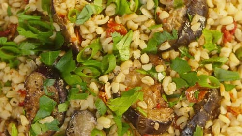 Boulgour avec aubergine et verdure Rotation en gros plan