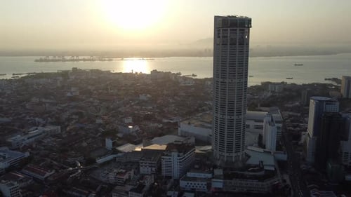Vista aérea del edificio KOMTAR y del edificio antiguo de Georgetown.