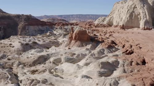 Le Drone passe au-dessus de la vallée des hoodoos Toadstool, montrant les formations étranges de la vallée, son