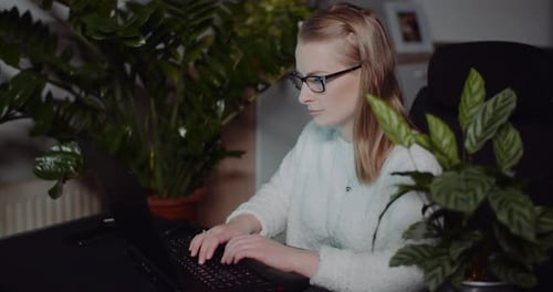 Empresaria que trabaja en una computadora portátil navegando por Internet leyendo correos electrónicos y oficina